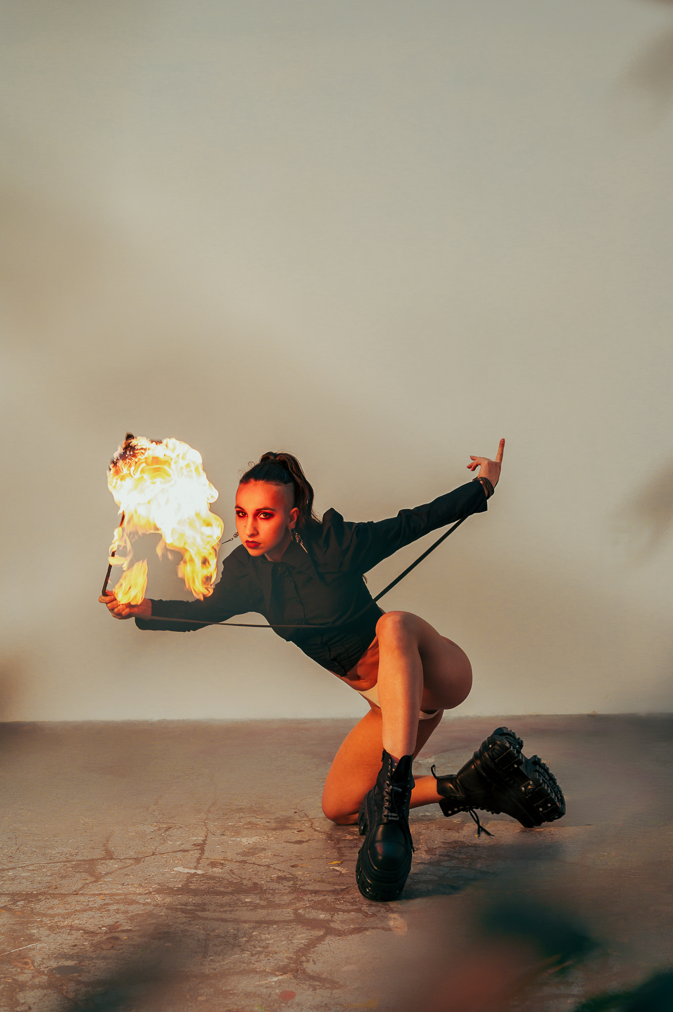 Olivia Verner sur scène avec sa rope dart enflammée, entre danse et puissance martiale