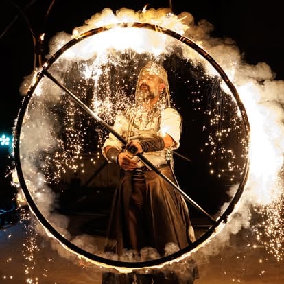 Antonio Bonura dans une roue de Feu au cœur d’une performance